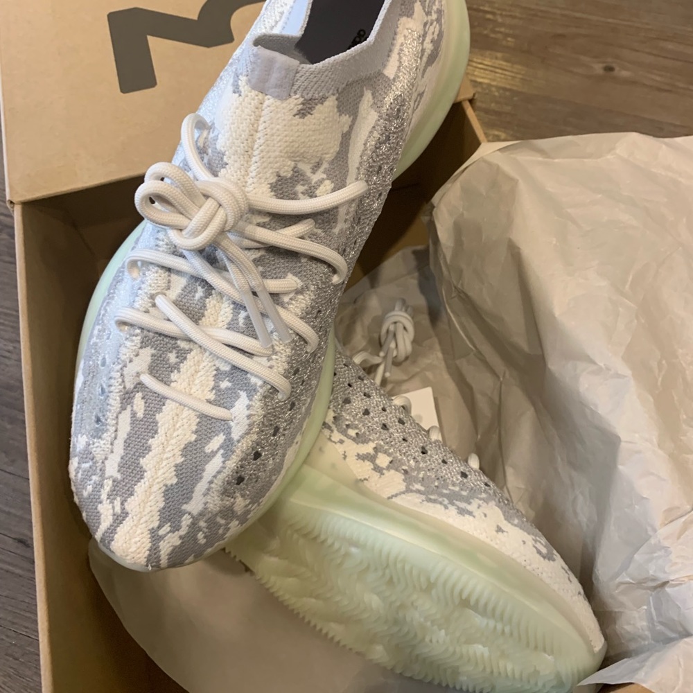 cNWT Yeezy Boost 380 Alien - Picture 6 of 8